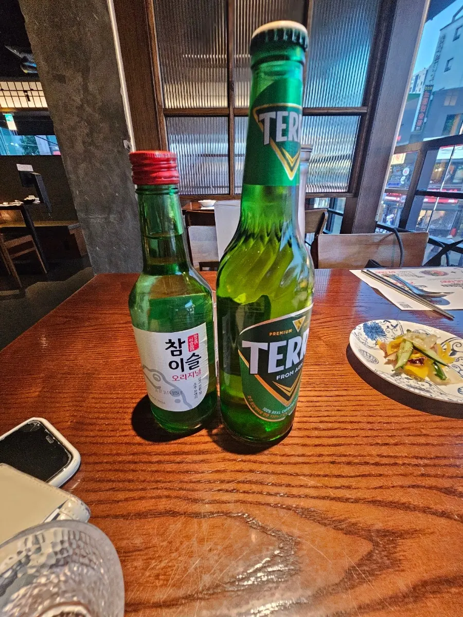 밀푀유나베와 함께 놓인 테라 병맥주와 소주