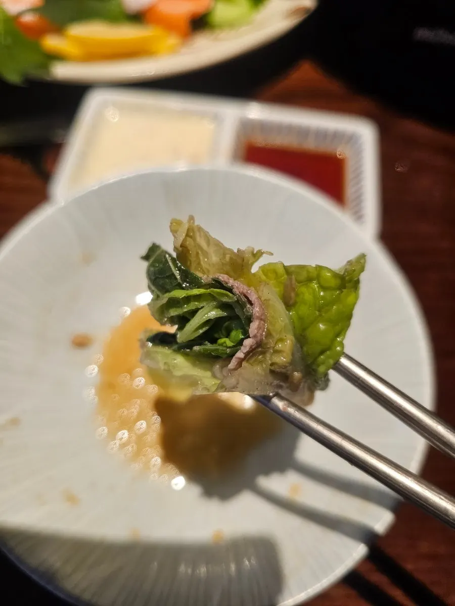 은은한 조명의 산카이 방이점 좌석 분위기