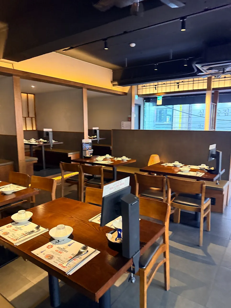 Interior space of the izakaya extending up to the 3rd floor