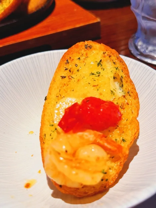 Close-up of the gambas with garlic and oil