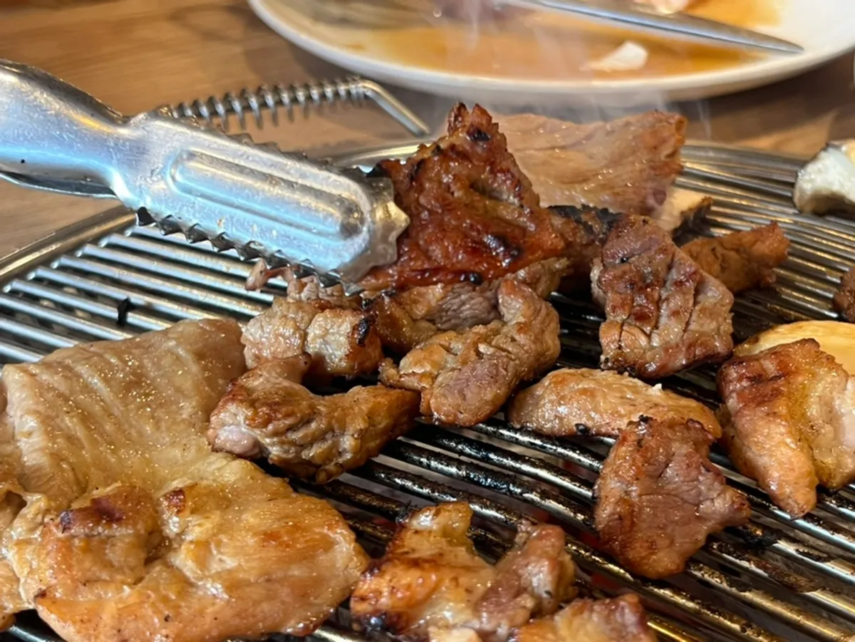 Charcoal-grilled seasoned rib meat wrapped in lettuce