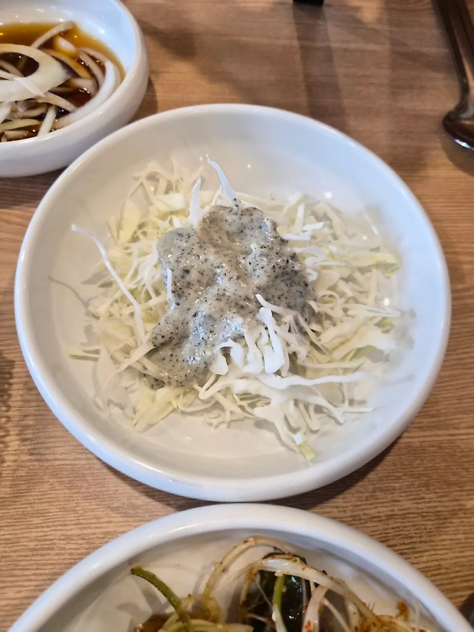 밑반찬 접시들