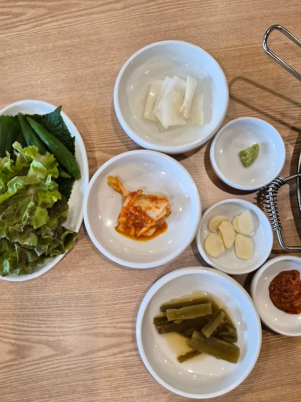 상에 차려진 밑반찬 한 상
