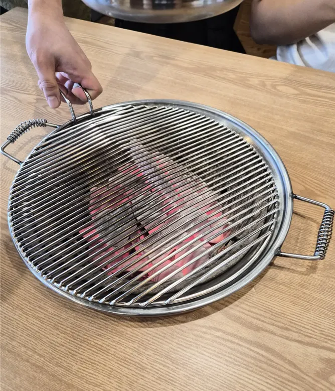 테이블에 올려진 숯불