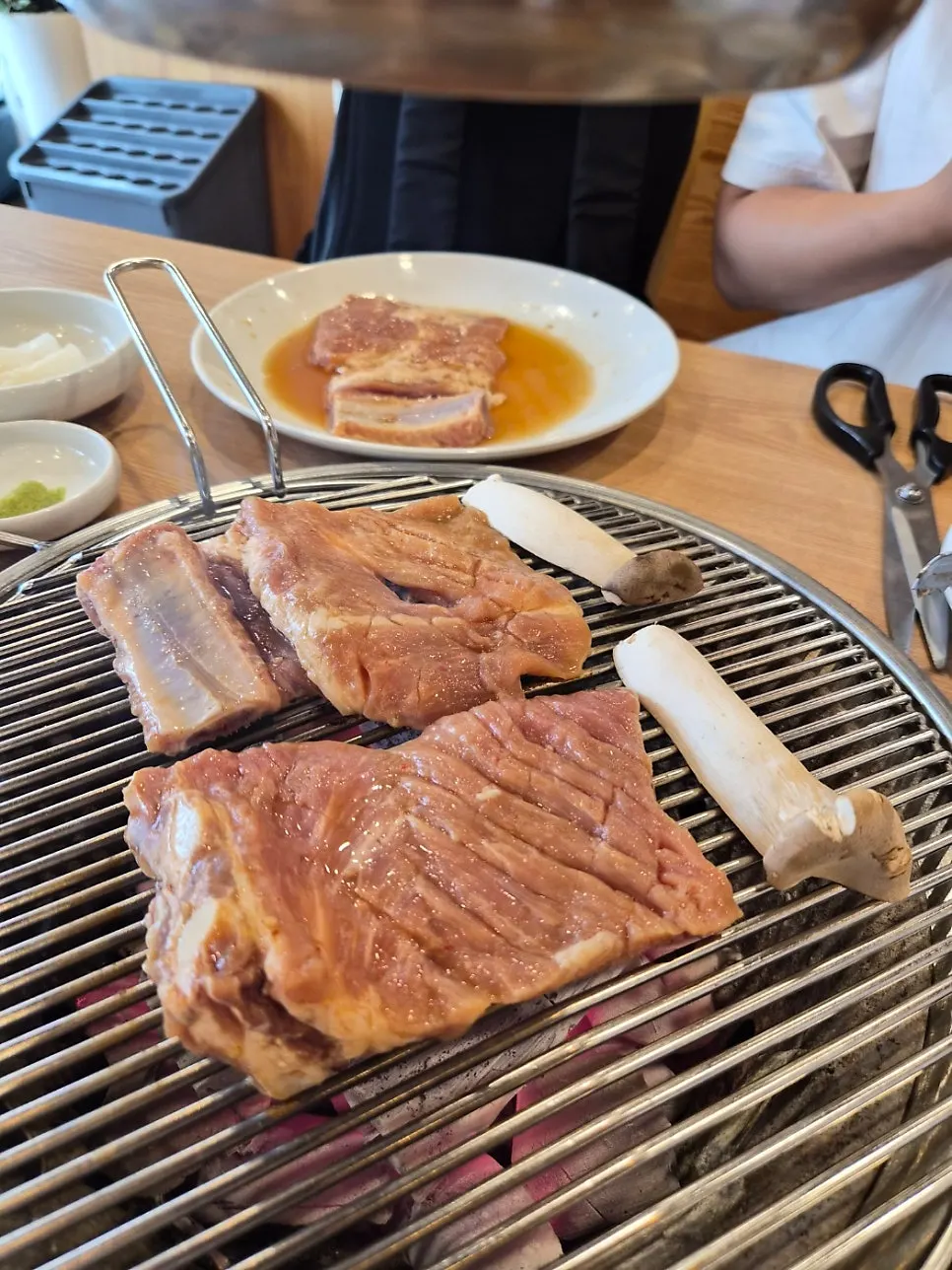 숯불에 굽는 양념돼지갈비