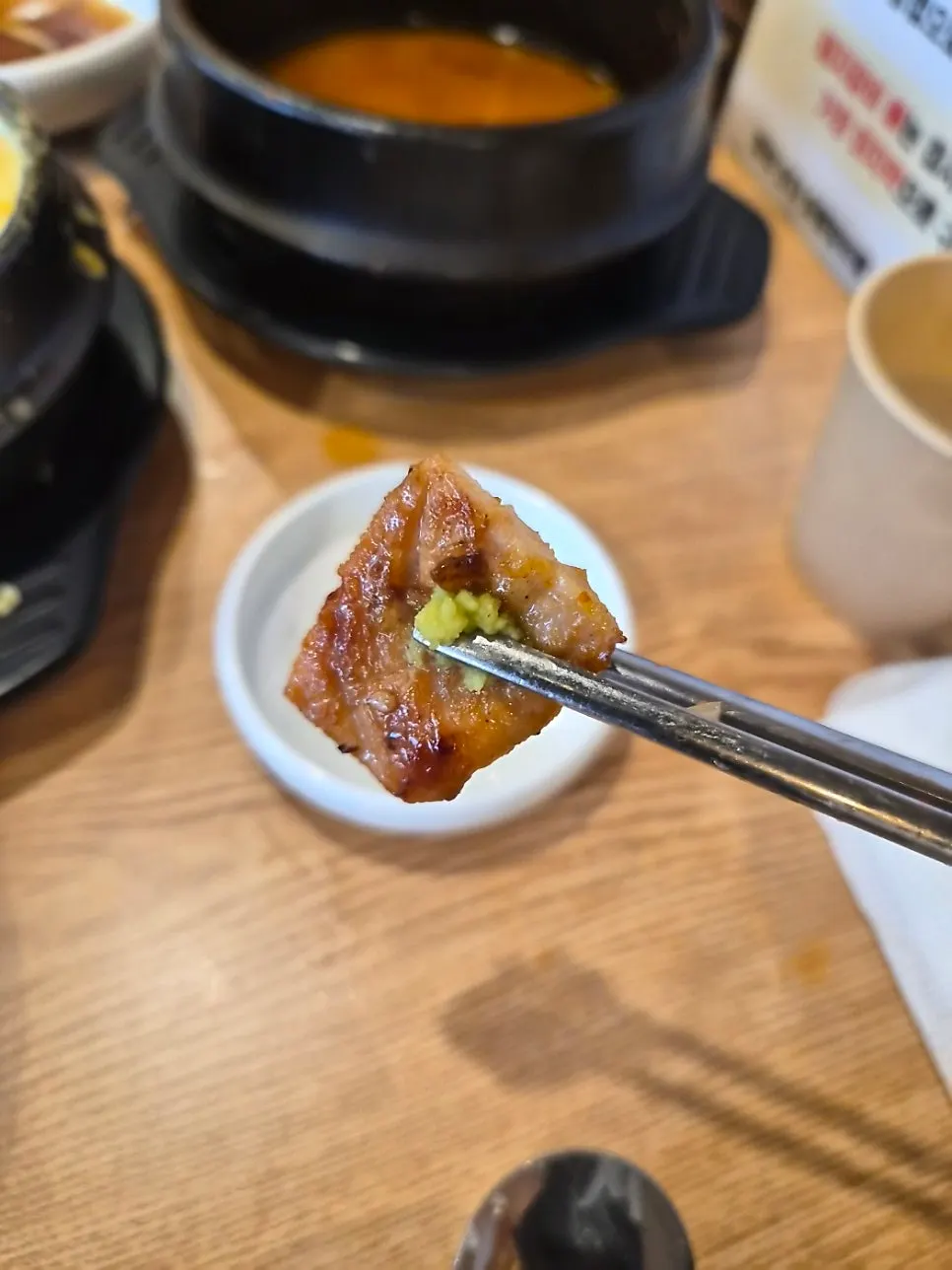 쌈에 올린 양념돼지갈비 한 점