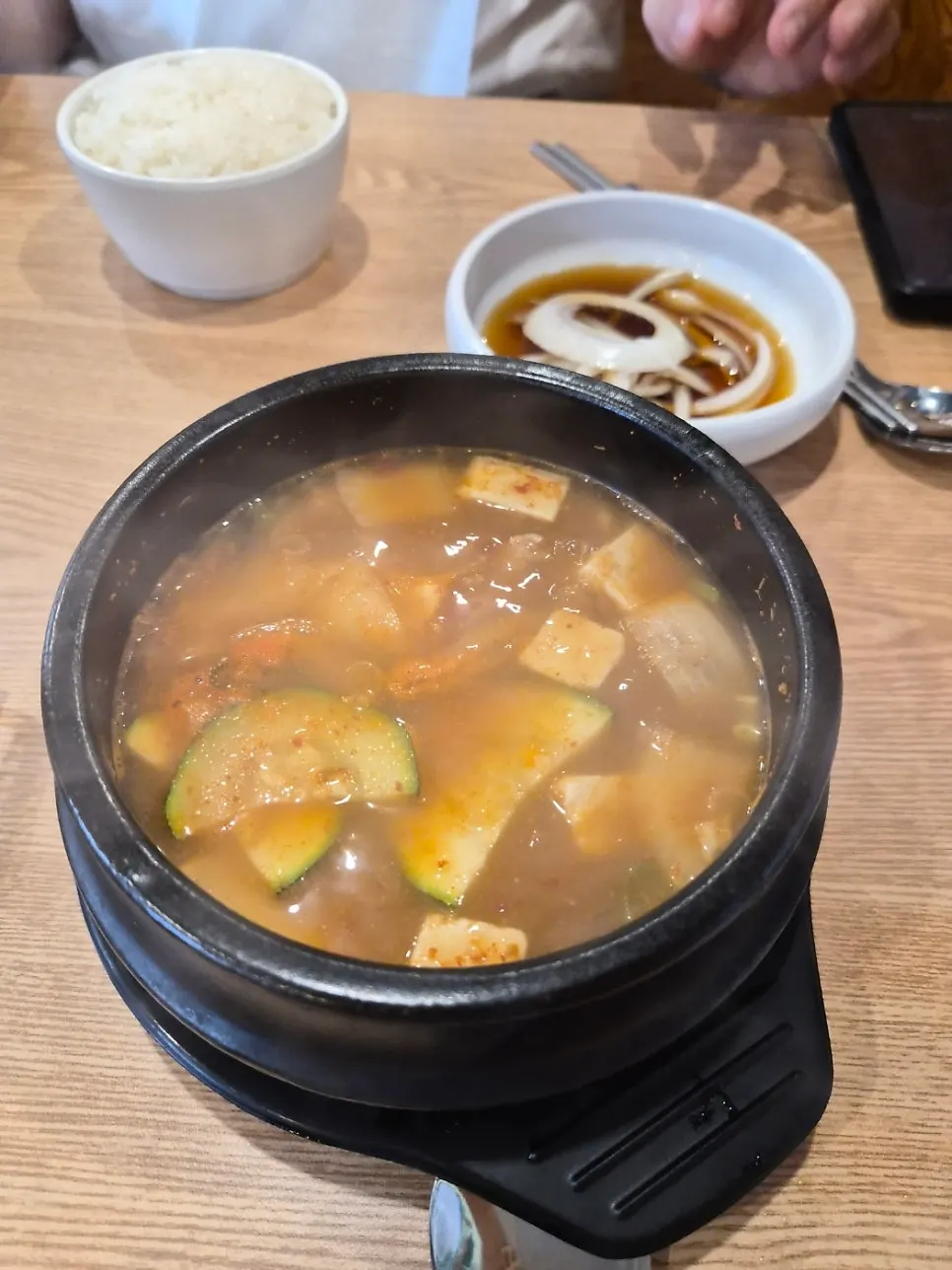 두부와 양파가 들어간 된장찌개