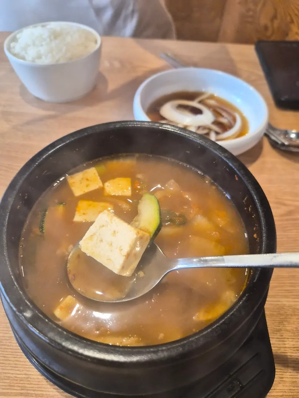 된장찌개와 공기밥 상차림