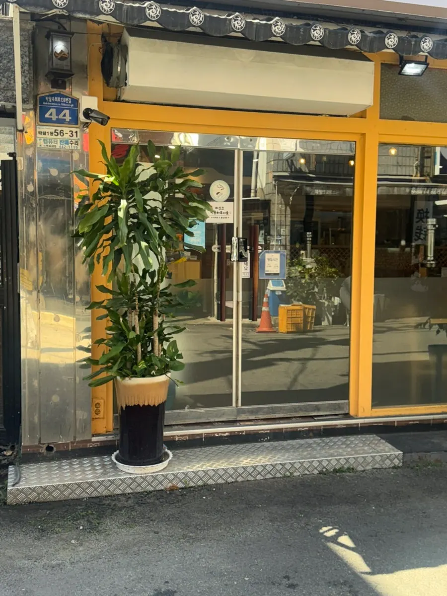 Entrance of Sannae Sutbul Galbi in a Bakdal-dong alley