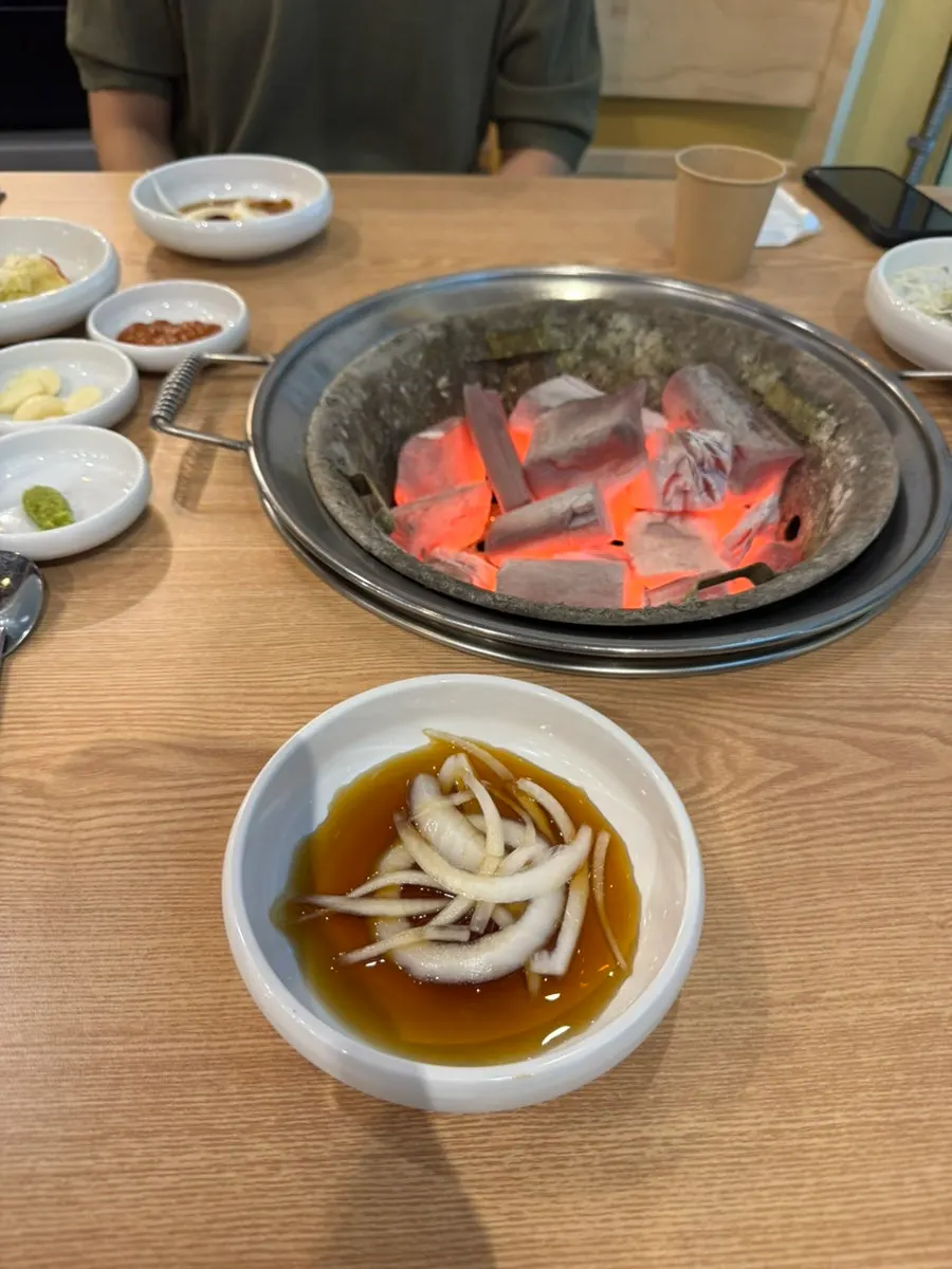 테이블에 올려진 숯불 화로