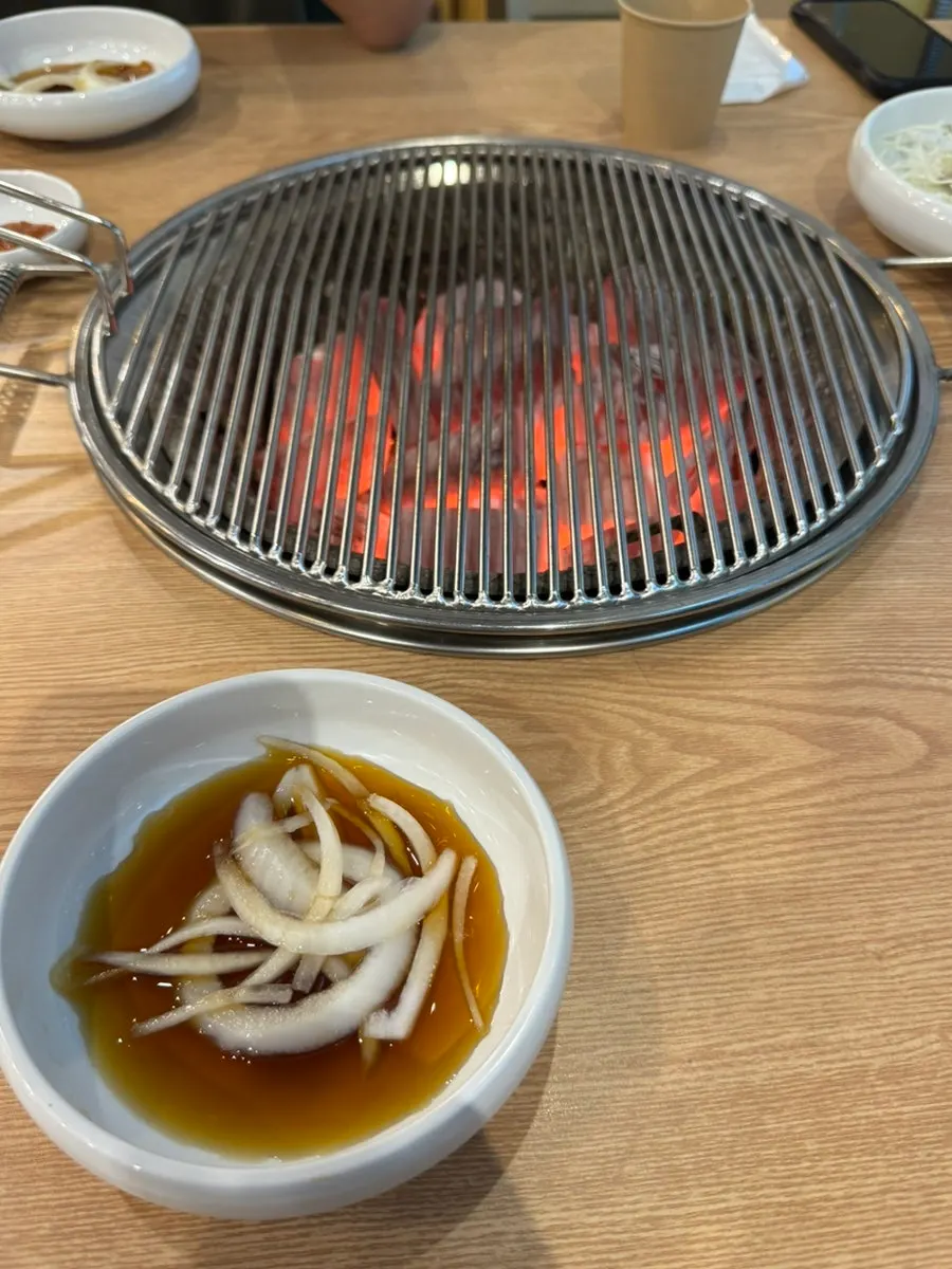 숯불이 올라간 불판과 기본 상차림