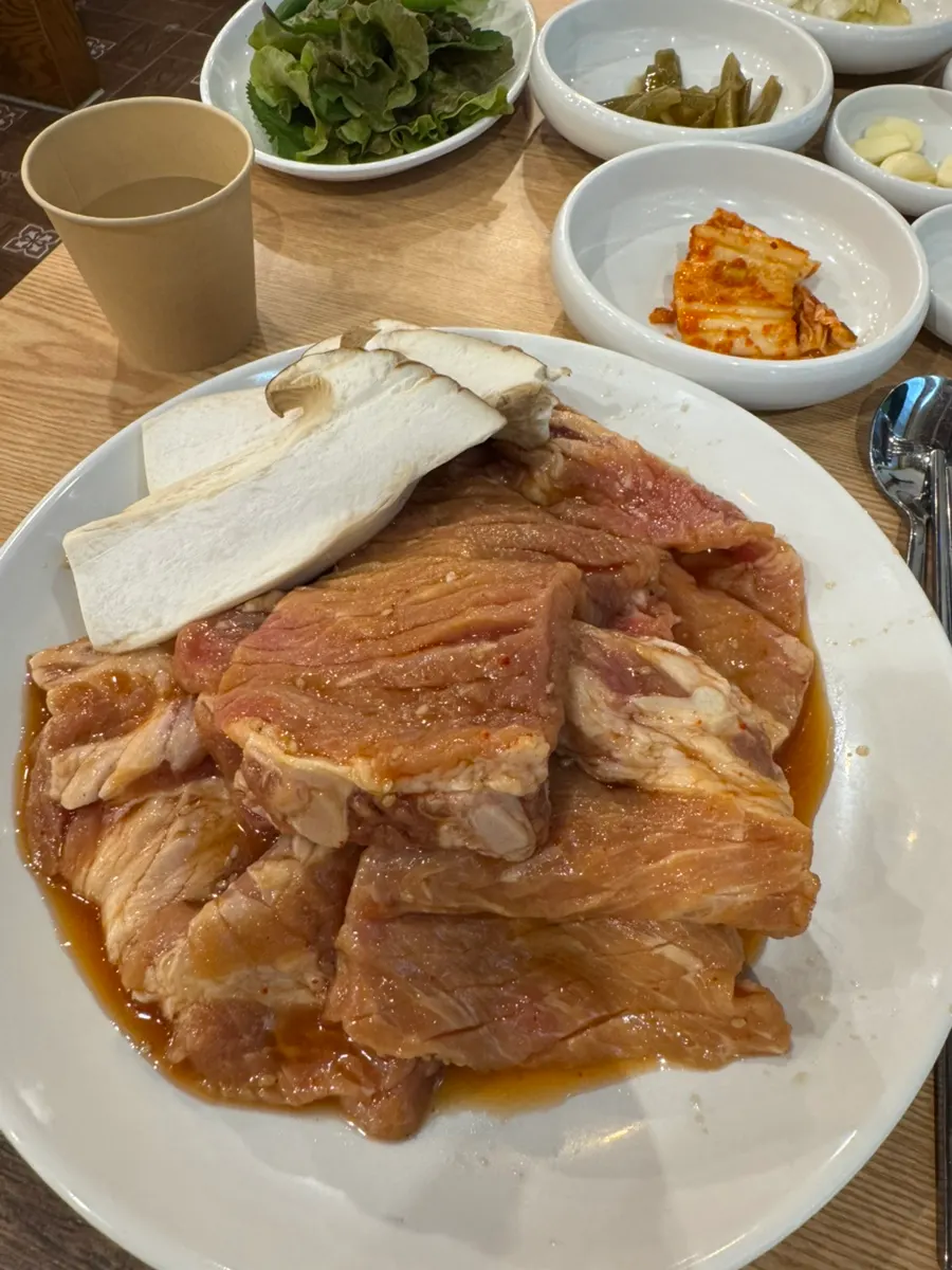 주문한 한돈 양념돼지갈비 3인분 접시