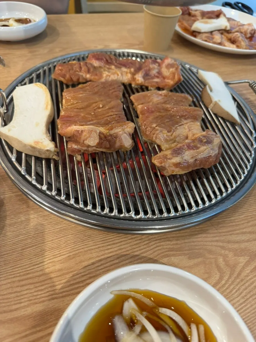 불판 위 버섯과 양념돼지갈비 배치
