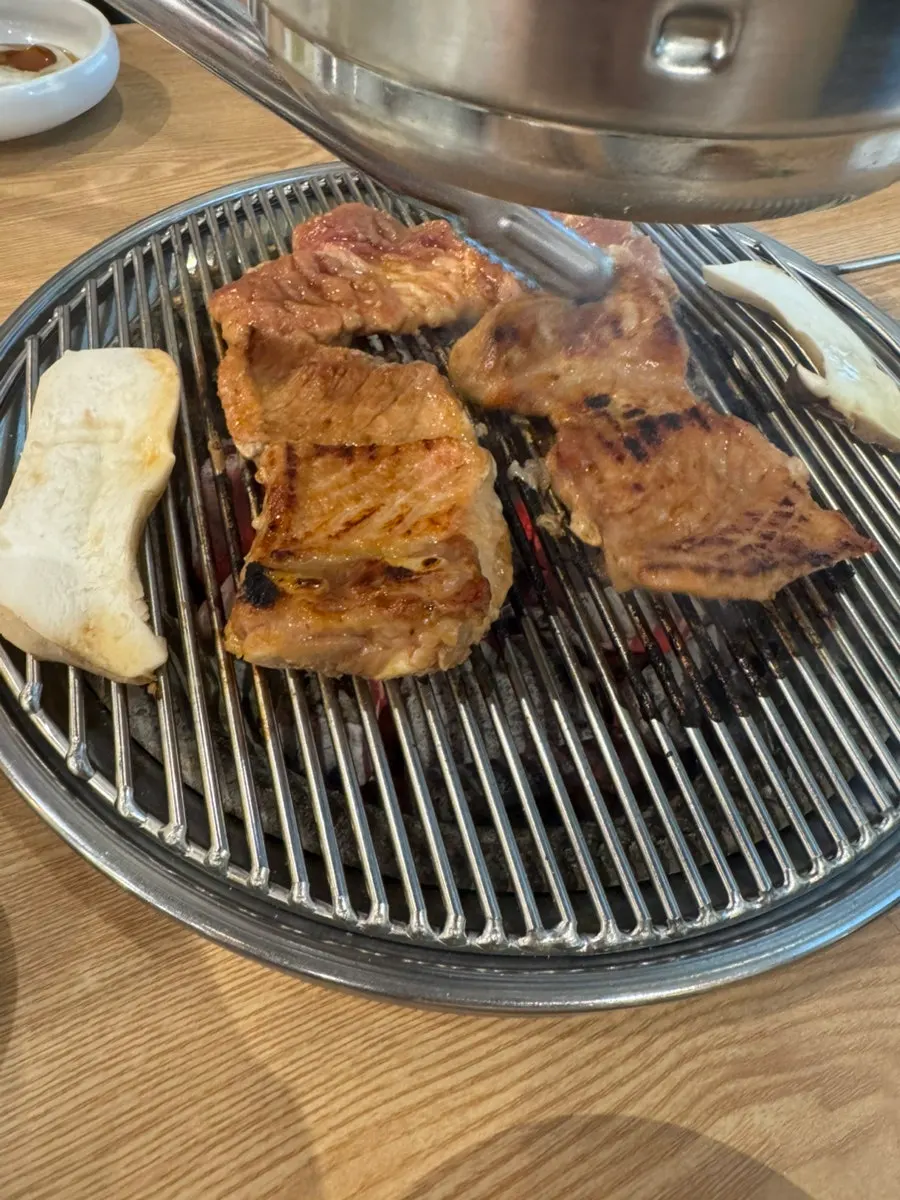 숯불에 구워지는 한돈 양념돼지갈비