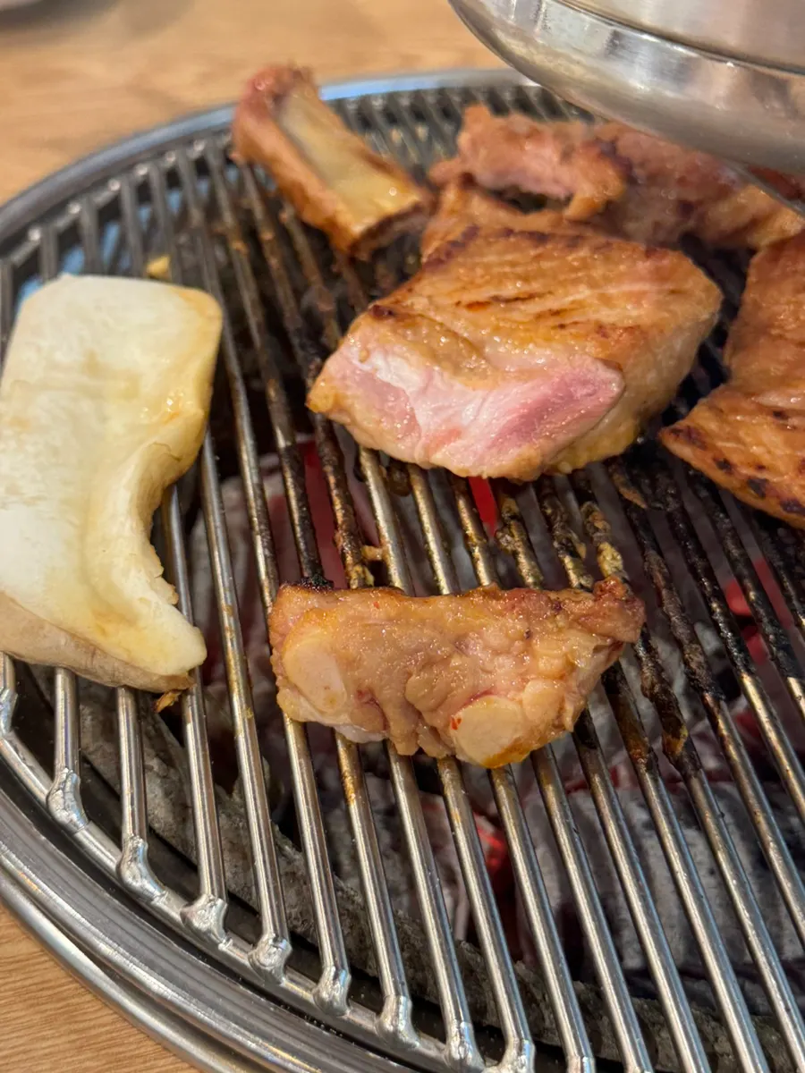 아직 덜 익은 분홍빛 양념돼지갈비