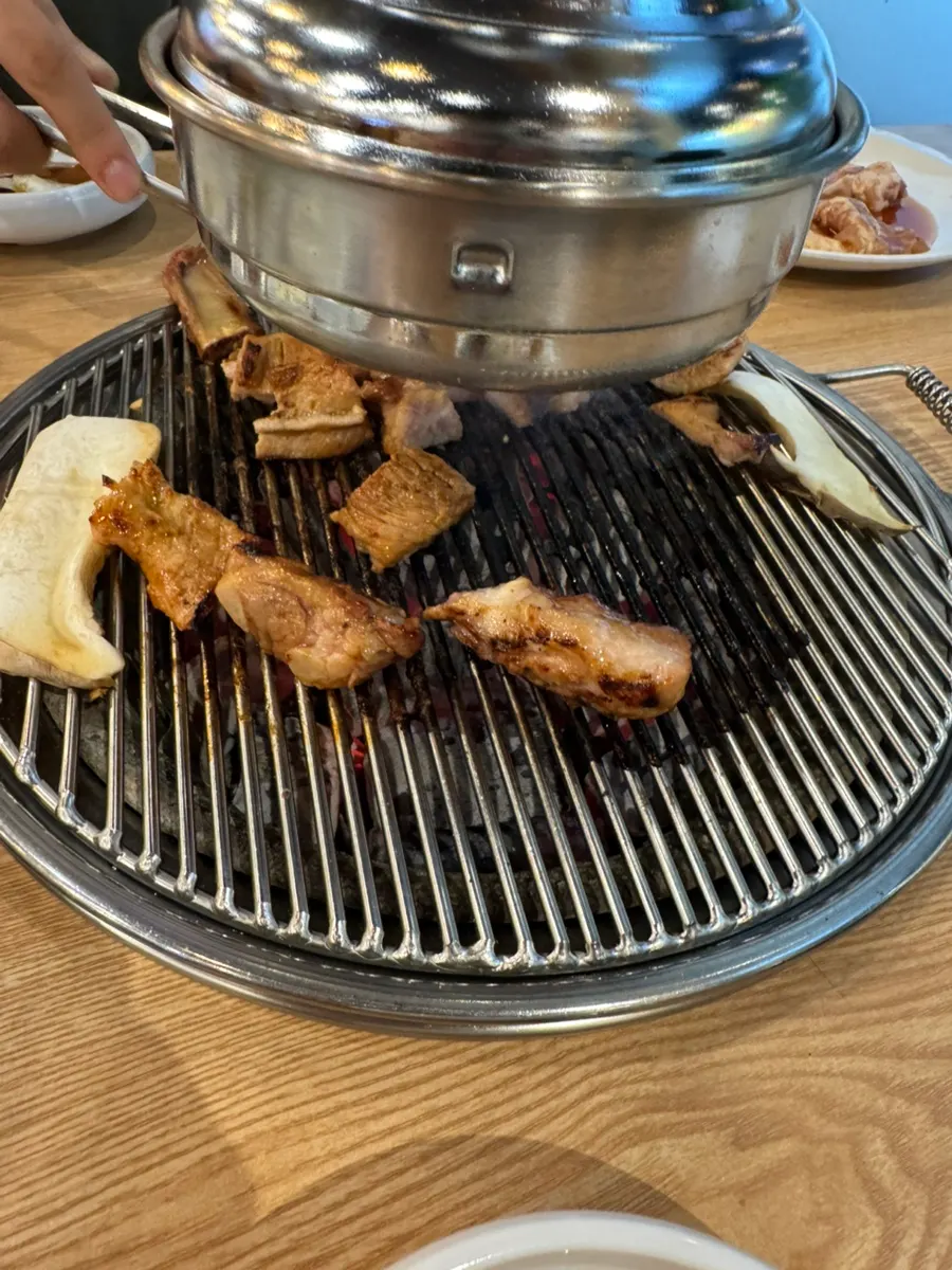 불판 위에서 익어가는 양념갈비