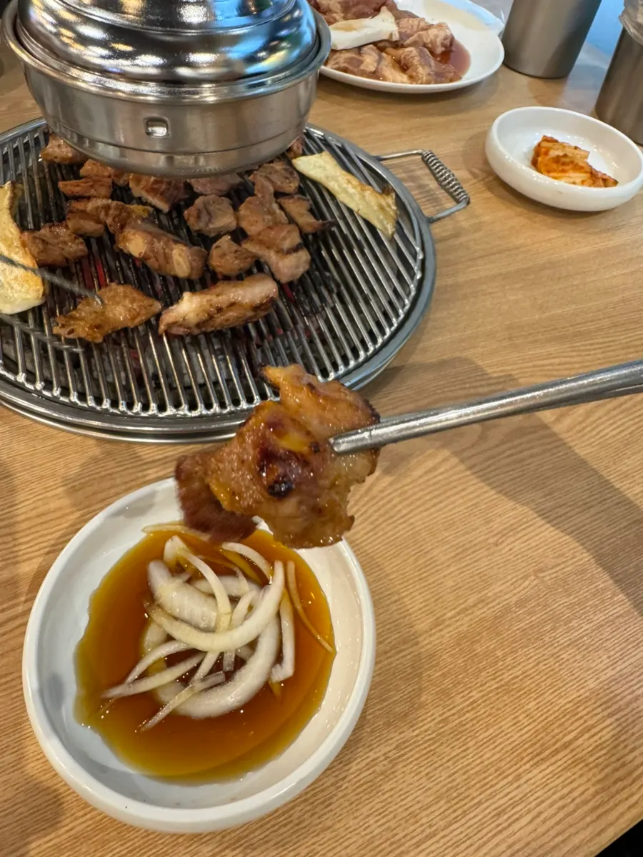 노릇하게 구워진 양념돼지갈비 한 점