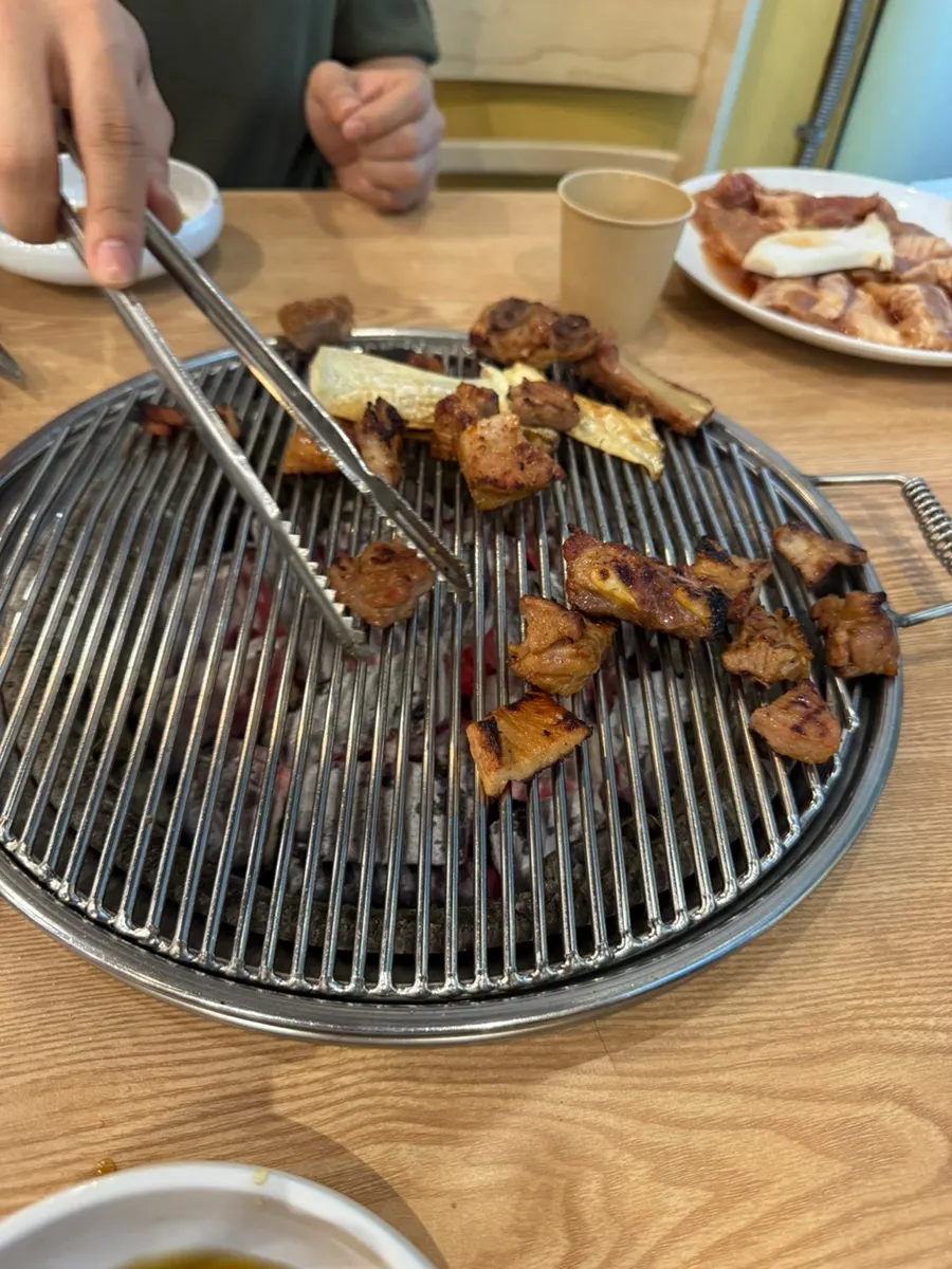 새 불판에 다시 올린 양념갈비