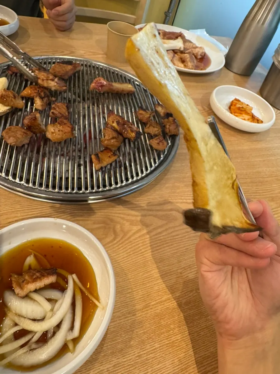 추가 주문한 버섯이 구워지는 모습
