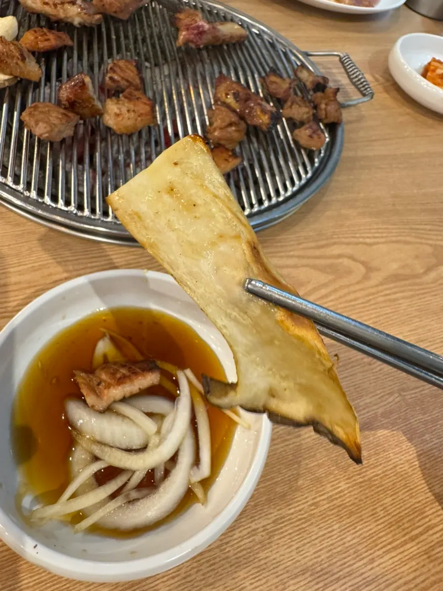 숯불에 구운 버섯과 고기