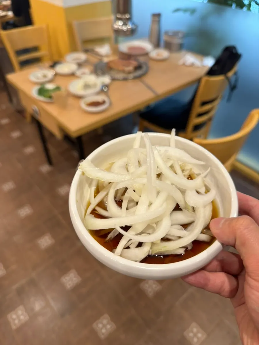 셀프바에서 채워온 양파소스