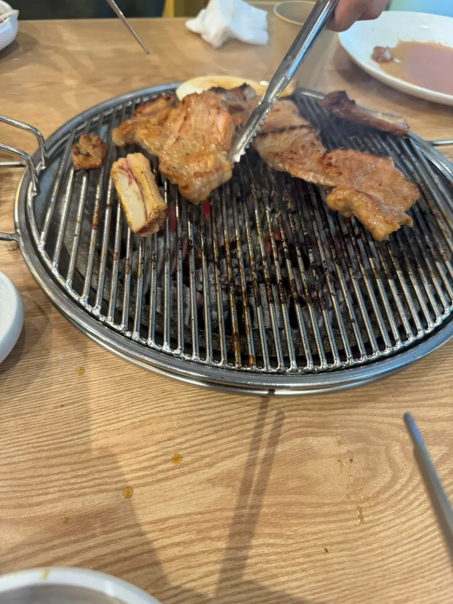 남은 양념돼지갈비를 굽는 불판