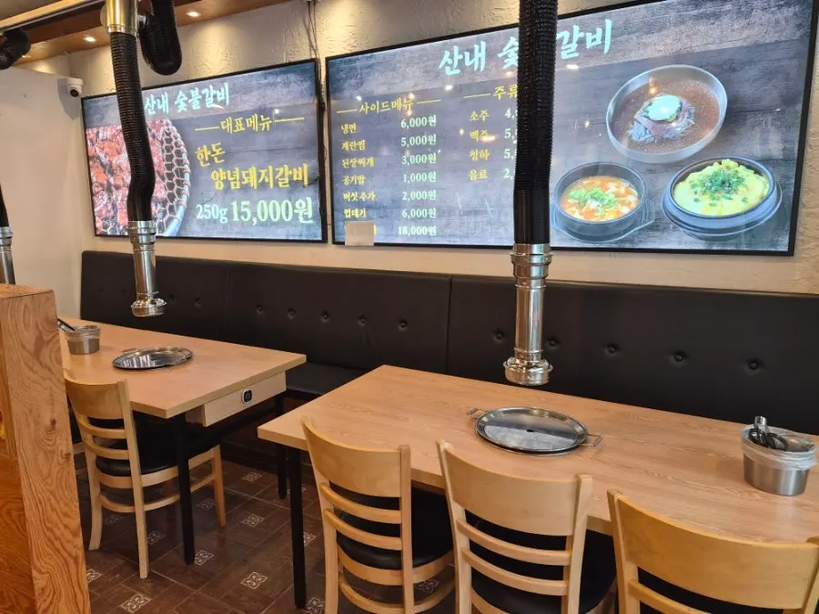 산내숯불갈비 박달점 매장 내부 테이블