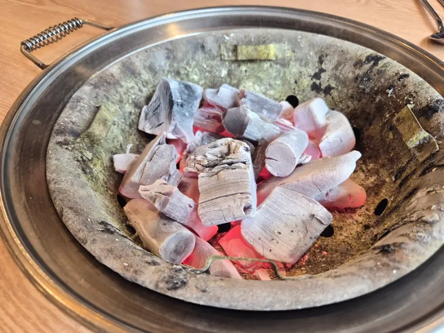 테이블에 올려진 숯불 화로