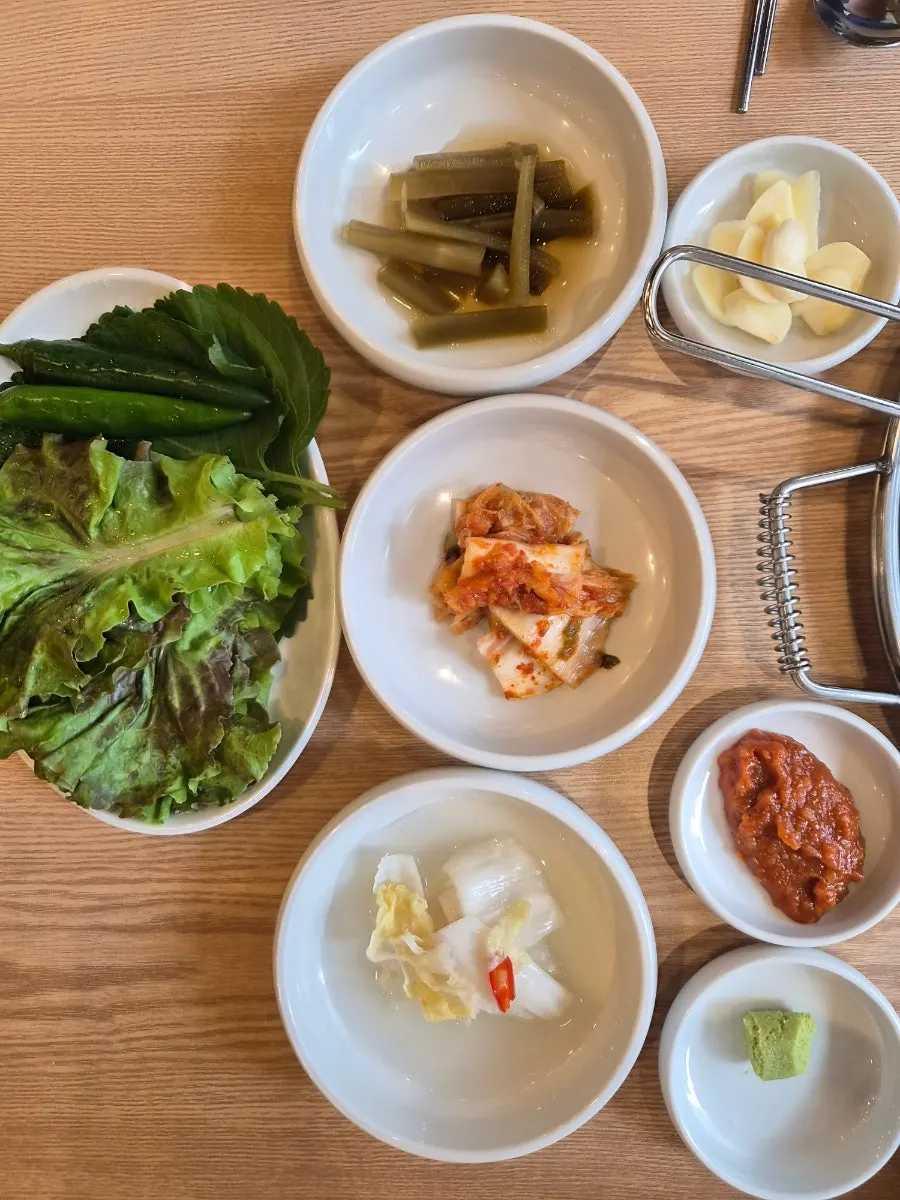 고기와 곁들이는 기본 반찬 한 상