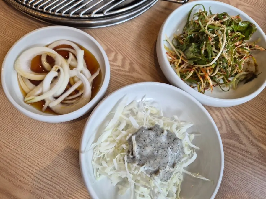 바로 무쳐 나온 파채와 궁채 반찬