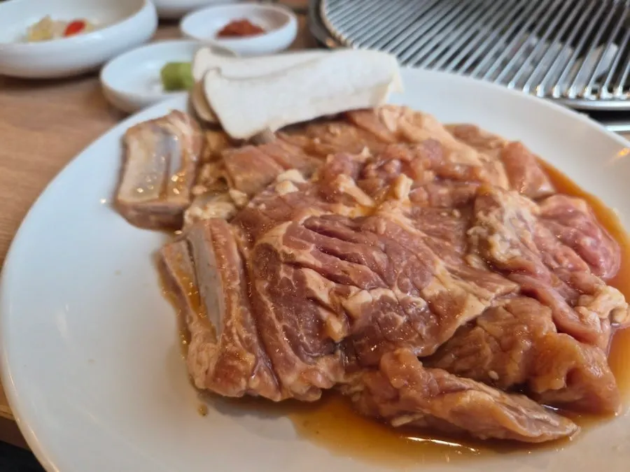 칼집 낸 한돈 양념돼지갈비 생고기 접시