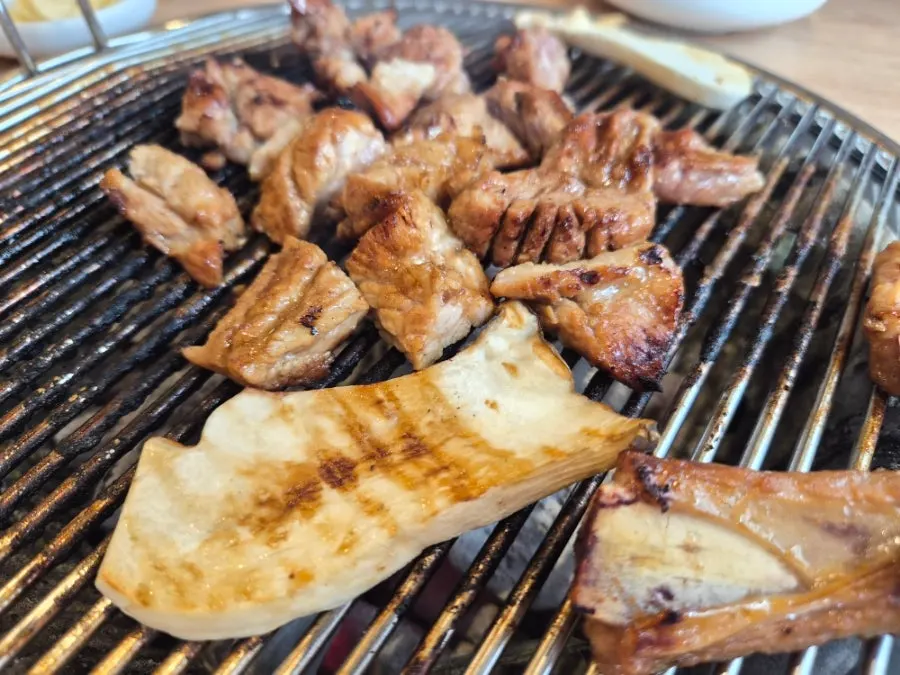 숯불 위에서 구워지는 양념돼지갈비