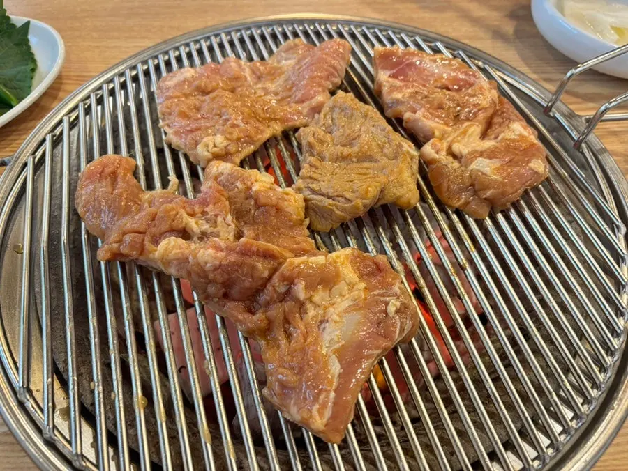 Signs explaining how to grill the meat properly