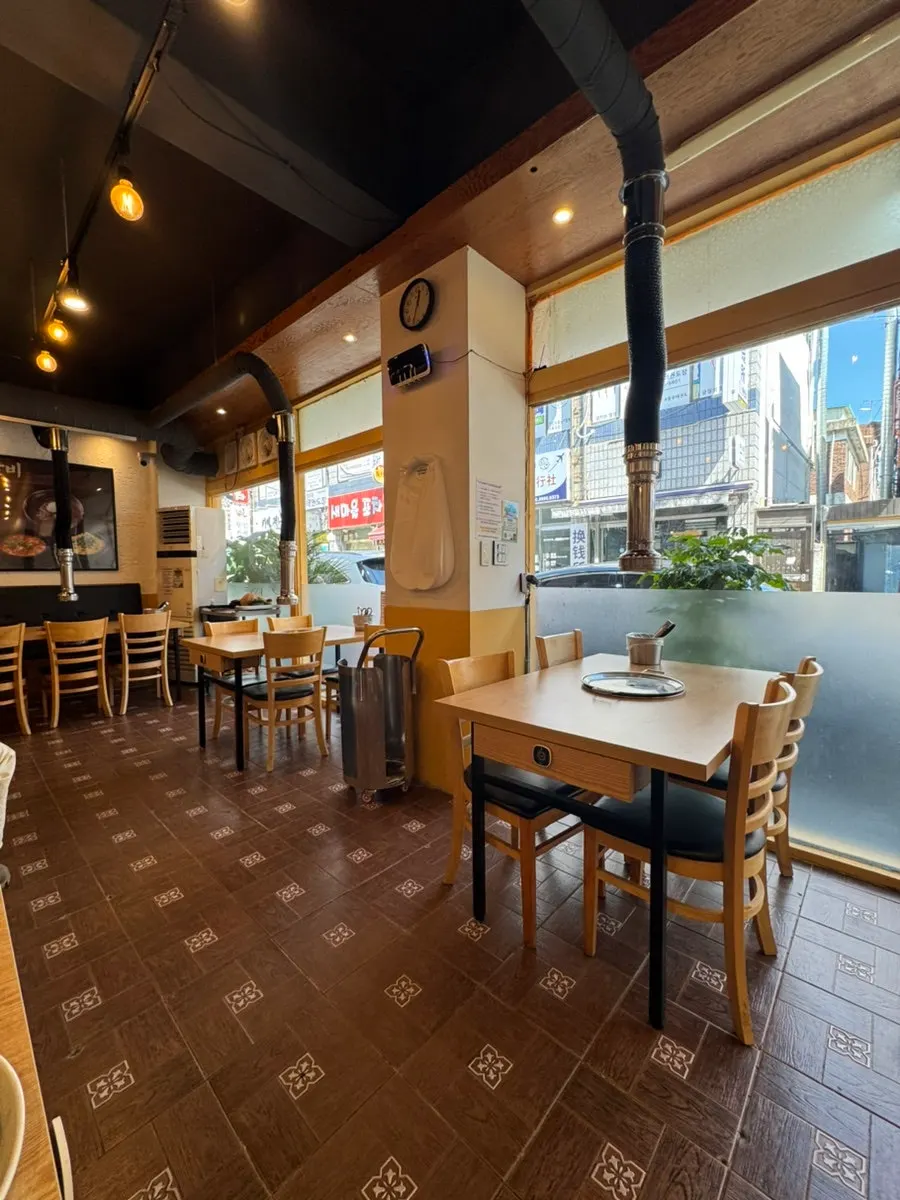 Interior walkway and table layout