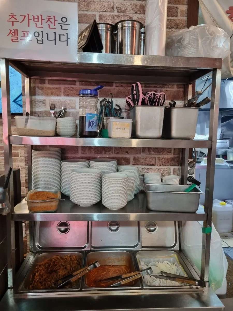 Self-serve zone for extra side dishes