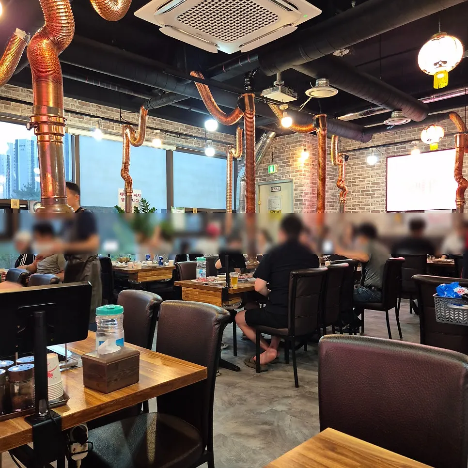 Table seating at Yang Kkochi & Qingdao