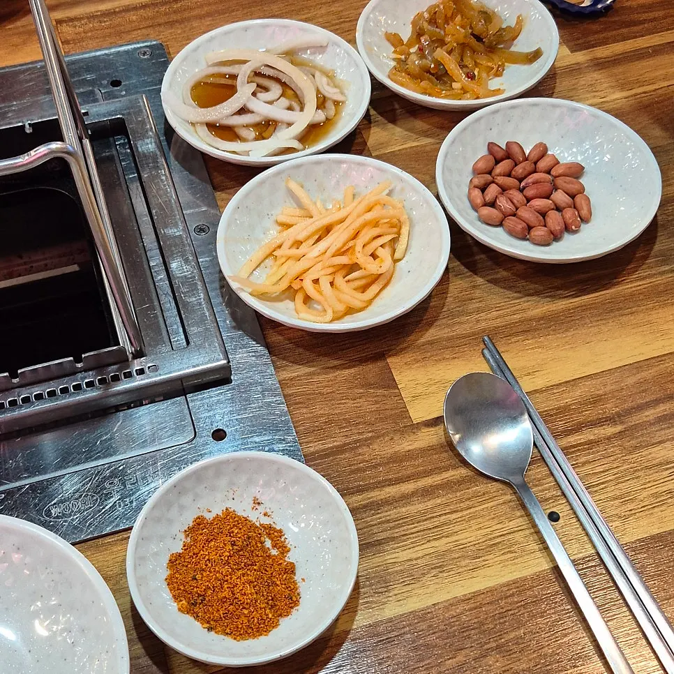 Self-serve extra banchan and seasoning powders