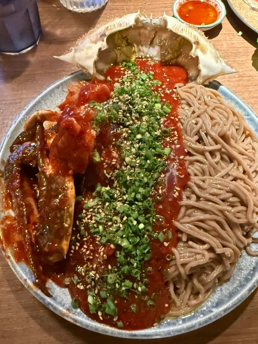 수산장 양념게장 비빔면 비비는 모습