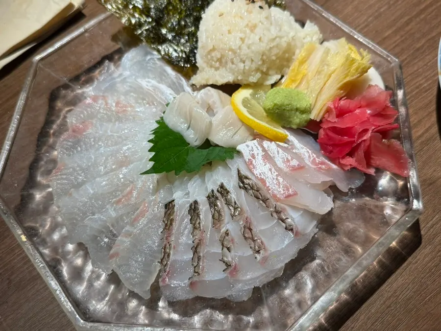 수산장 해산물 안주와 소주잔