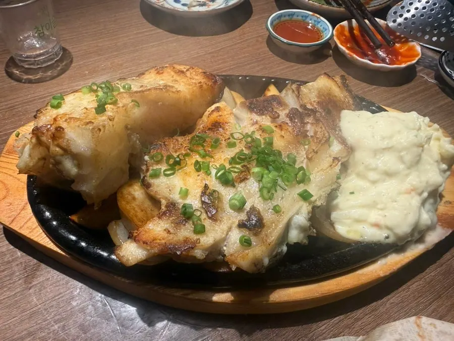 수산장 안주 다섯 개 올린 테이블