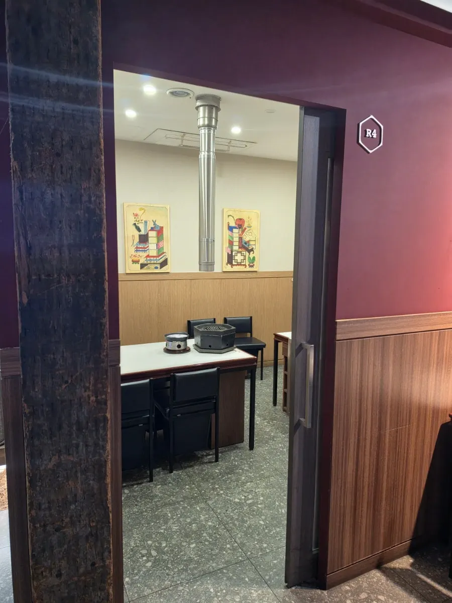 Spacious hall interior of Sanseong Meat Shop, mainly 4-person tables
