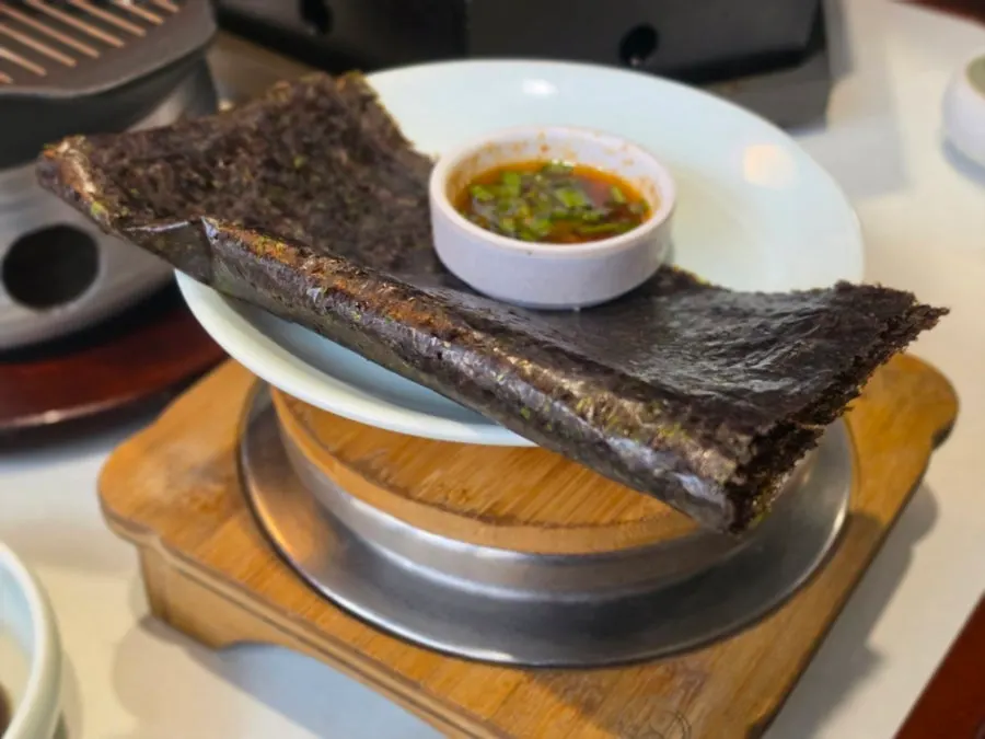 Buckwheat hot pot rice served with roasted seaweed and soy sauce