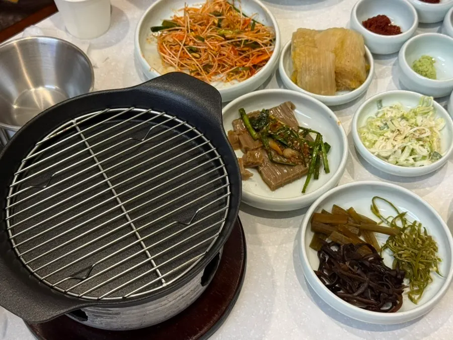 Table with nuruk salt and sauces at Sanseong Meat Shop
