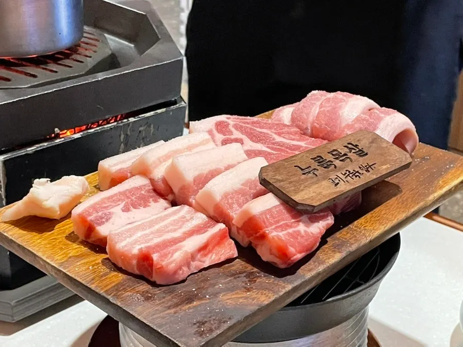 Meat grilling on the brazier and heat-retaining griddle