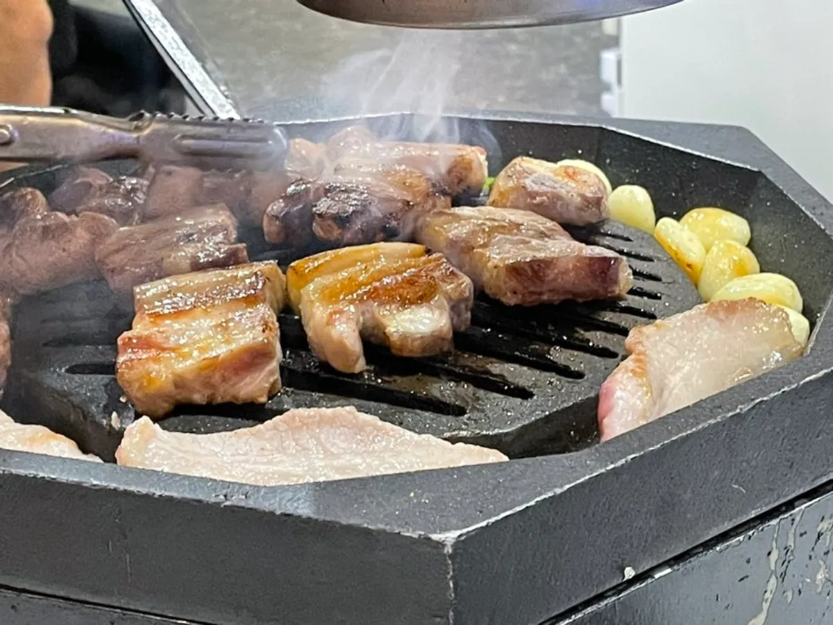Yeast-fermented pork neck and pork belly on the griddle