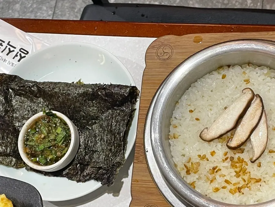 Buckwheat hotpot rice served with roasted gim and seasoning sauce
