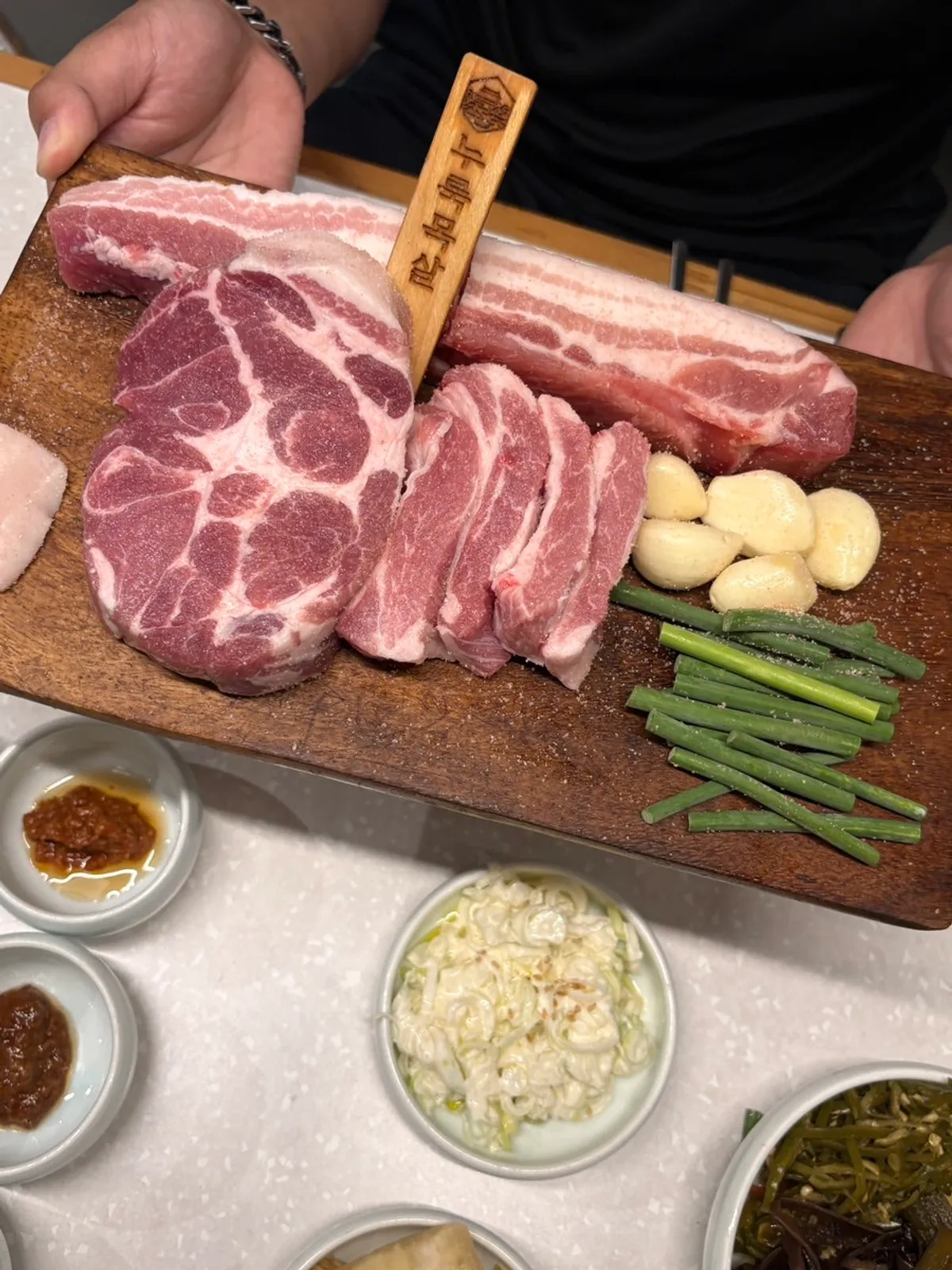 두툼한 삼겹살과 목살 생고기 한 접시