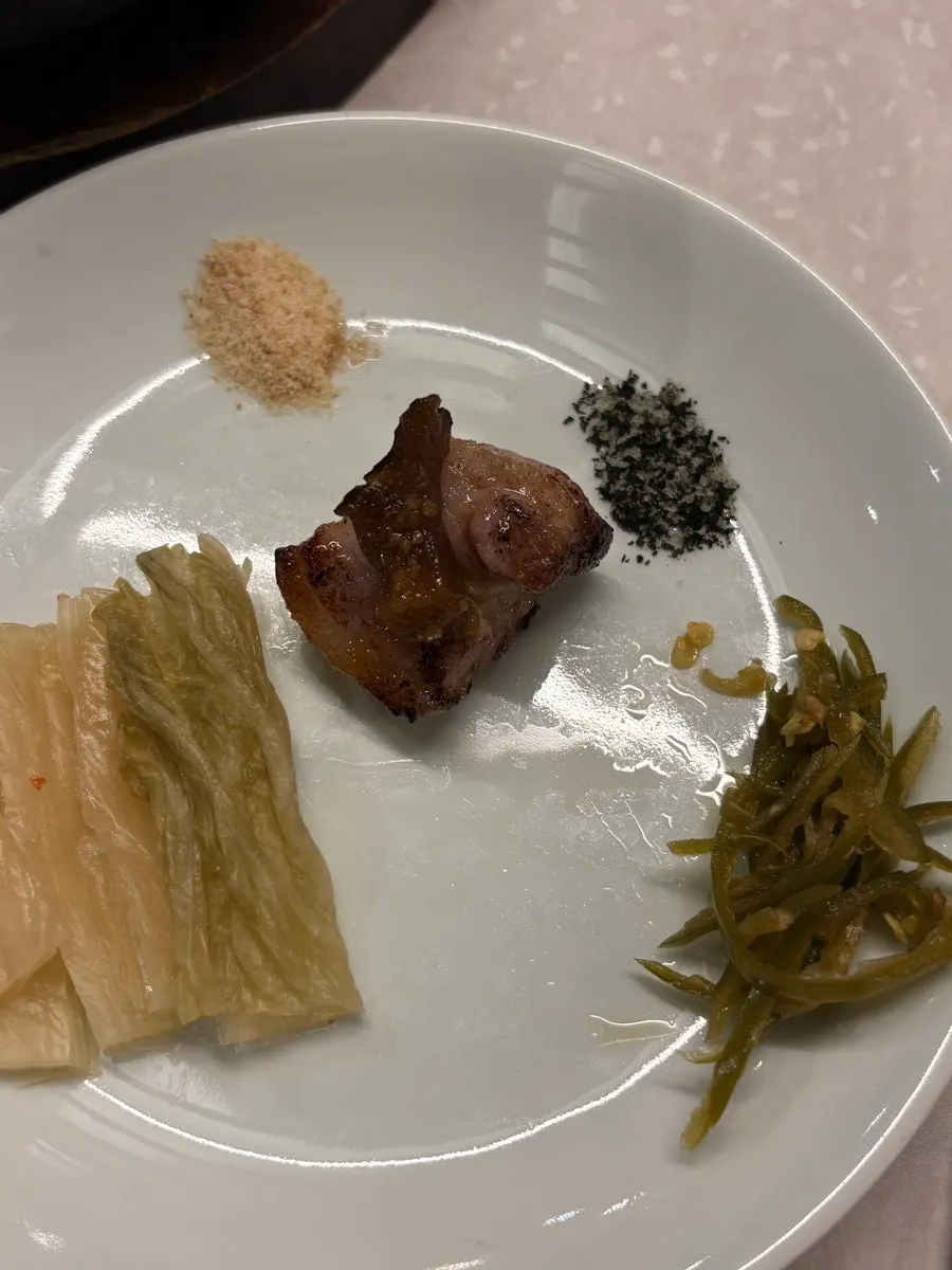 소스에 찍어 먹는 목살 한 점