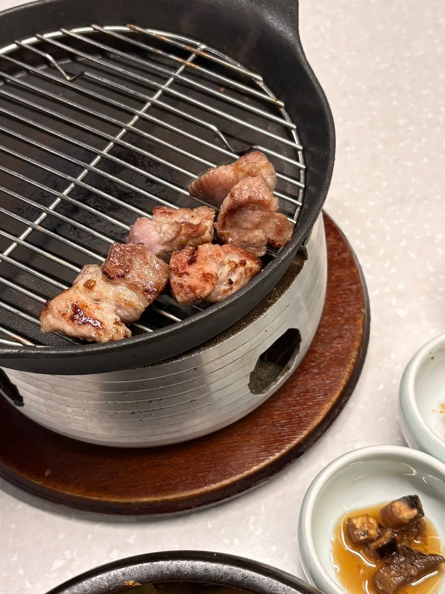 불판 옆 보온 공간으로 옮겨둔 구운 고기
