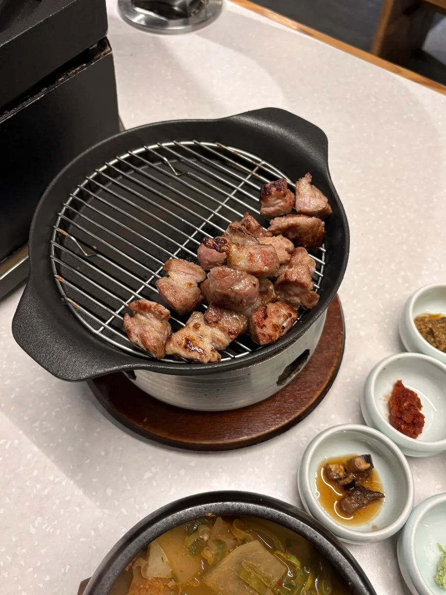 숯불 불판과 보온 공간이 있는 테이블